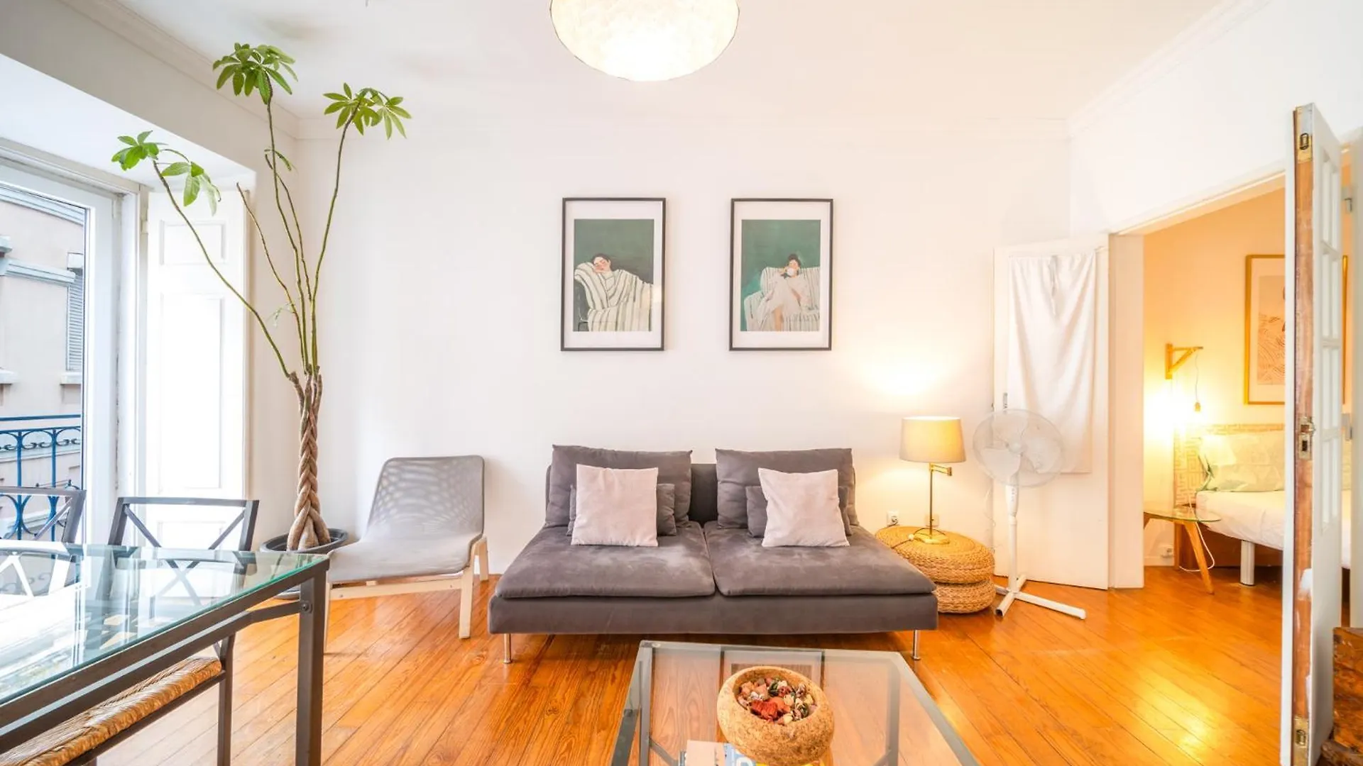 Spacious 2 Bedroom Apt With Large Living Room ליסבון דירה