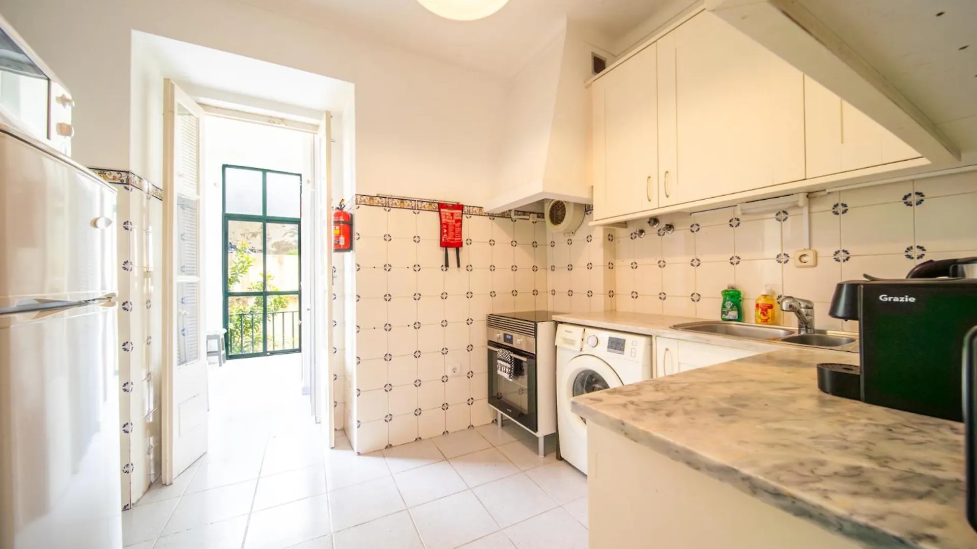 Spacious 2 Bedroom Apt With Large Living Room ליסבון