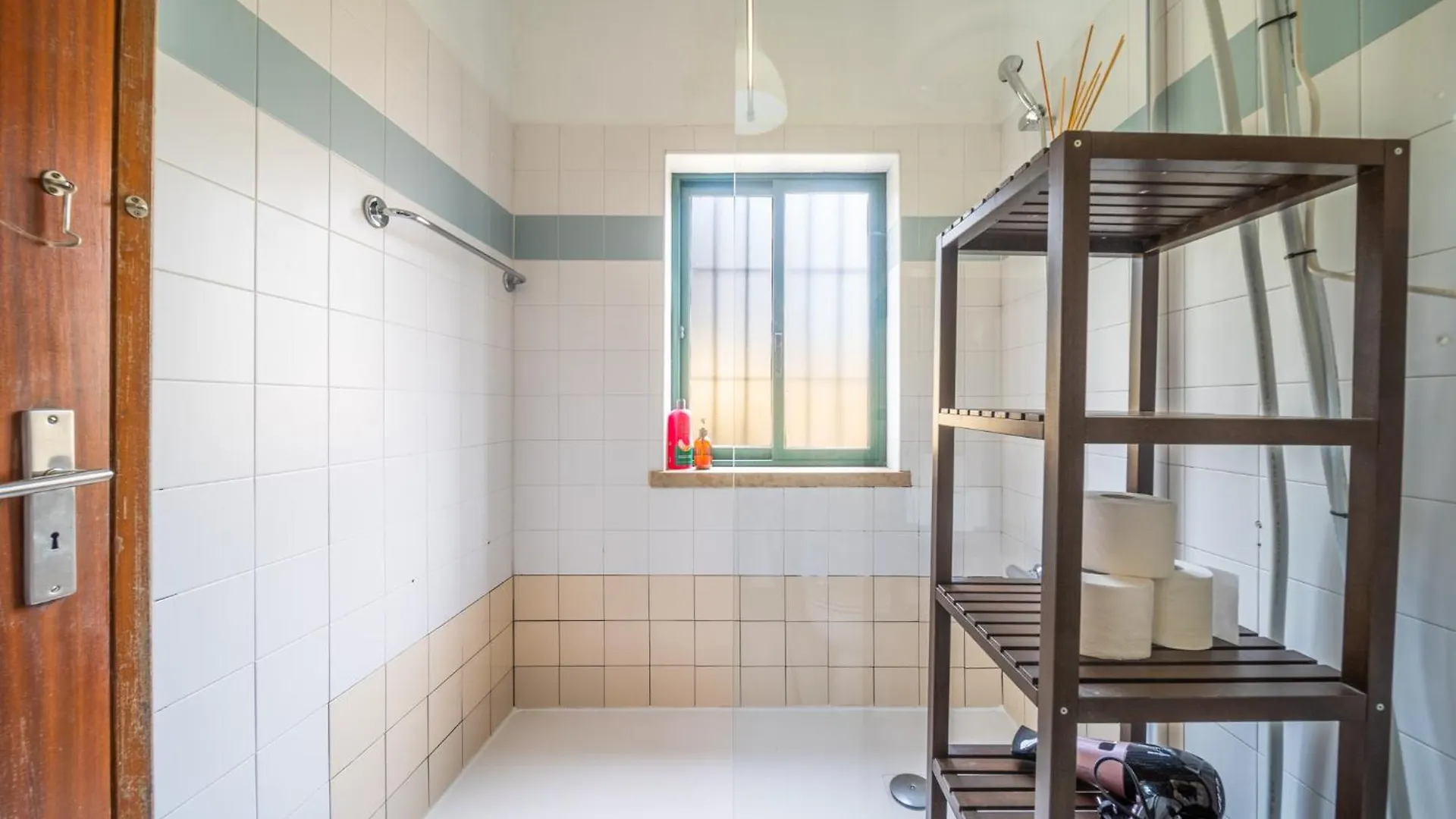 Spacious 2 Bedroom Apt With Large Living Room ליסבון