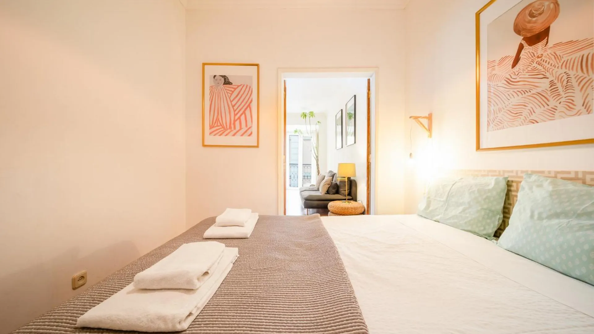 Spacious 2 Bedroom Apt With Large Living Room ליסבון